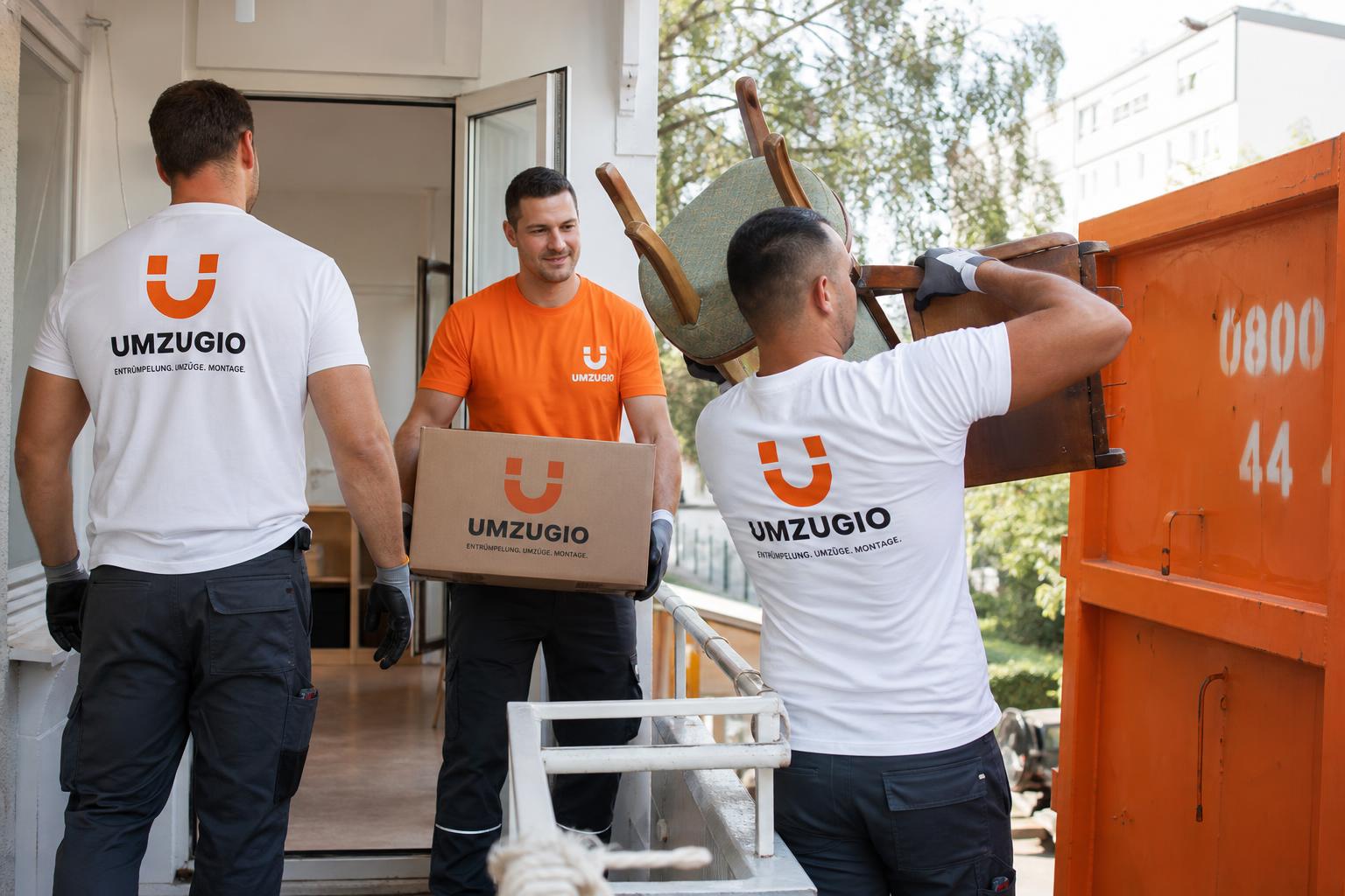 UMZUGIO Entrümpelungsteam in gebrandeten T-Shirts beim Containerbeladen
